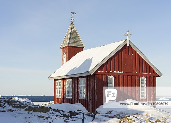 Das Museum und die Kirche befinden sich in Gebäuden aus der Zeit der Gründung der Kolonie. Winter in der Stadt Upernavik im Norden Grönlands an der Küste der Baffin Bay. Amerika  Dänemark  Grönland.