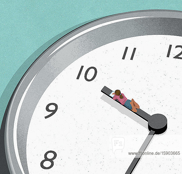 Kind benutzt Tablet-Computer auf Zeigern einer Uhr