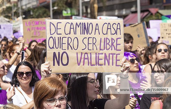 Las Palmas Gran Canaria Canary Islands Spain. 8th March 2020. A placard reads ' on my way home i want to be free not brave' as thousands turn out for International Women's day march in Las Palmas the capital of Gran Canaria. Credit: Alan Dawson/Alamy Live News.