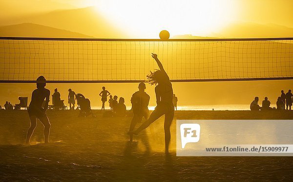 Las Palmas Gran Canaria Canary Islands Spain. 4th January 2020. Beach volleyball at sunset on the city beach in Las Palmas the capital of Gran Canaria. Credit: Alan Dawson/Alamy Live New.