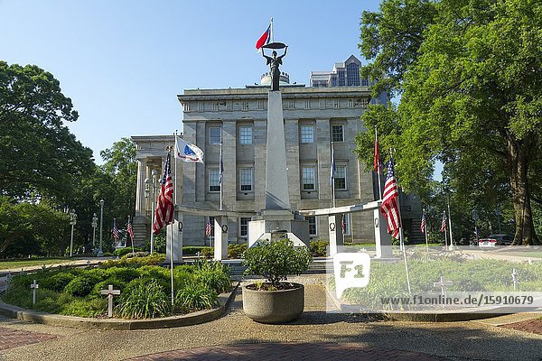 MEMORIAL TO VETERANS OF WORLD WAR I WORLD WAR II AND THE KOREAN WAR ERECTED 1990 Raleigh a city in NC North Carolina and current state capitol capital statehouse.
