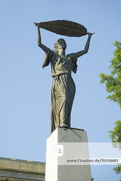 MEMORIAL TO VETERANS OF WORLD WAR I WORLD WAR II AND THE KOREAN WAR ERECTED 1990 Raleigh a city in NC North Carolina and current state capitol capital statehouse.