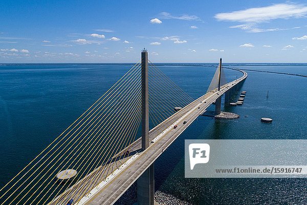 The Bob Graham Sunshine Skyway Bridge between St. Petersburg and Palmetto (Terra Cia) Fflorida.