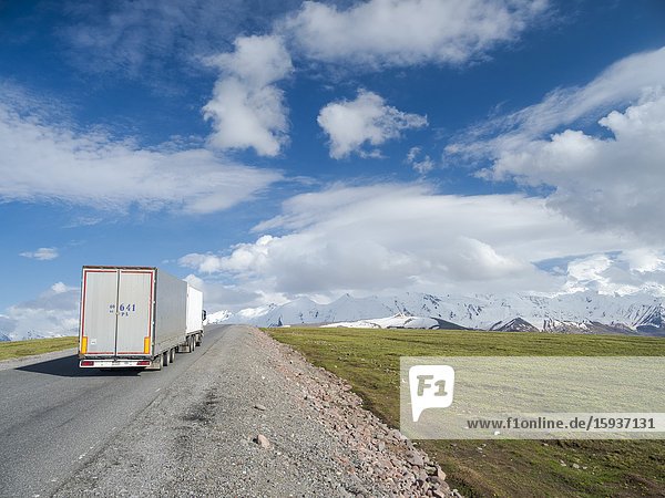 Irkeschtam mountan pass close to the chinese border. The Pamir Highway in Alaj valley in the Pamir mountian range. Asia Central Asia Kyrgyzstan.