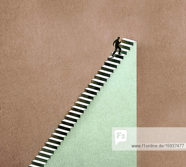 Mann erreicht das Ende der Treppe