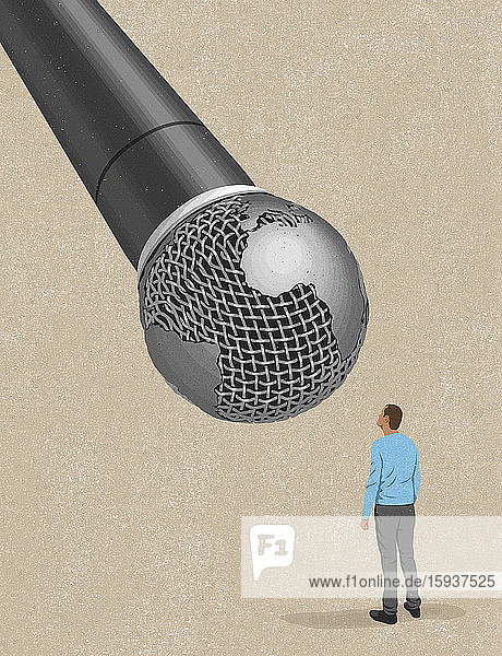 Mann benutzt großes globales Mikrofon