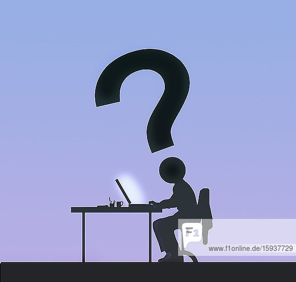 Mann mit Fragezeichen im Kopf arbeitet an einem Laptop