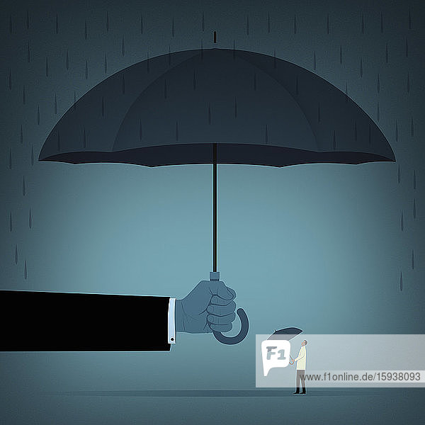 Hand hält großen Regenschirm über Mann mit kleinem Regenschirm