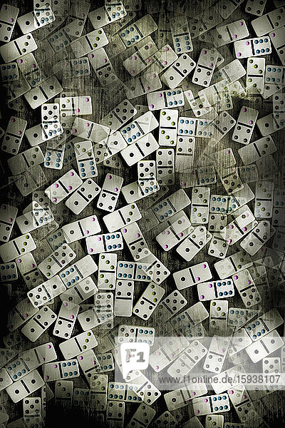 Haufen von durchsichtigen Dominosteinen