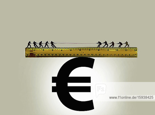 Tauziehen auf einem auf einem Euro-Zeichen balancierten Lineal