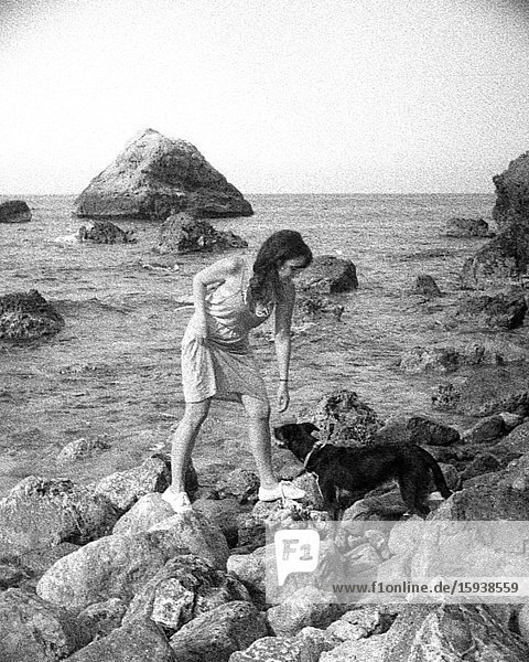 Frau mit Hund an felsiger Küste  3D-Stereo-Effekt