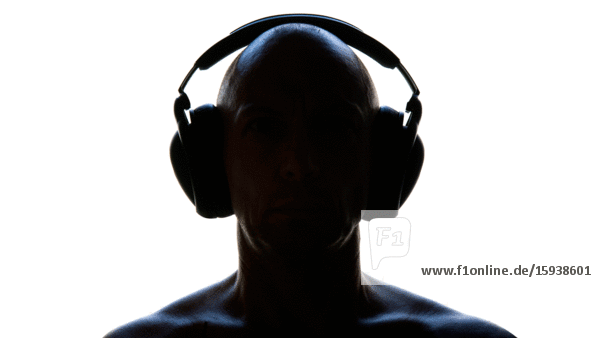 Silhouette eines Mannes mit schüttelnden Kopfhörern