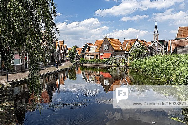 Houses on the canal and church of St. Vincentius  Volendam  North Holland  Netherlands
