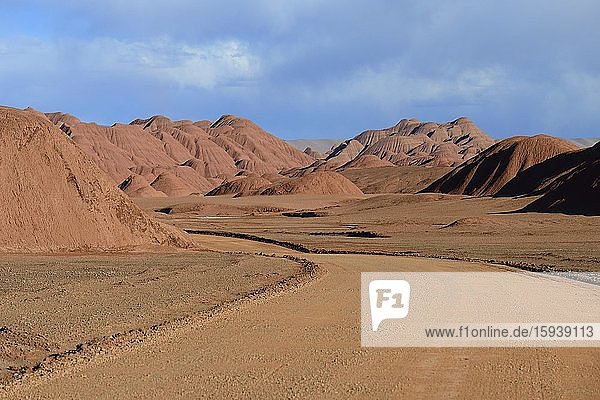 Straße durch rote Felsformationen  Wüstenlandschaft  Desierto del Diablo  Puna  Provinz Salta  Argentinien  Südamerika