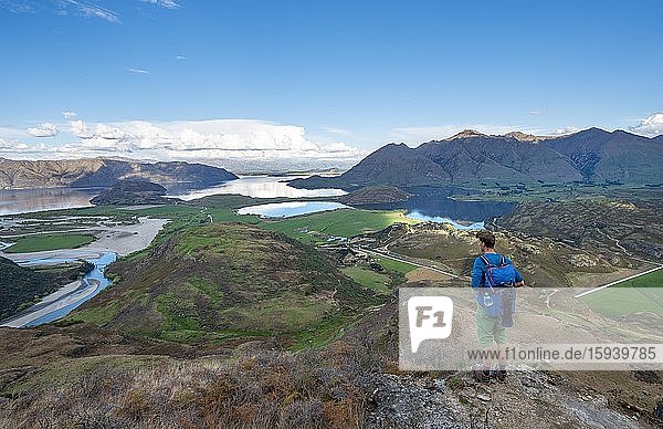 Wanderer auf dem Wanderweg zu Rocky Peak  Blick auf Wanaka See und Berge  Glendhu Bay  Otago  Südinsel  Neuseeland  Ozeanien