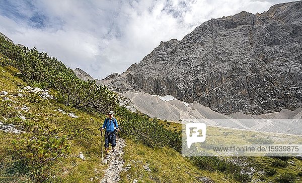Mountaineers  hikers descending from the Birkkarspitze  Hinterautal-Vomper chain  Karwendel  Tyrol  Austria  Europe