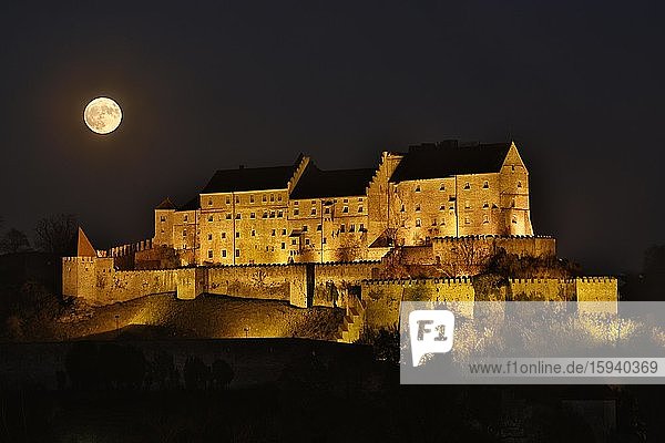 Vollmond  Supermond  Burg Burghausen bei Nacht  Oberbayern  Bayern  Deutschland  Europa