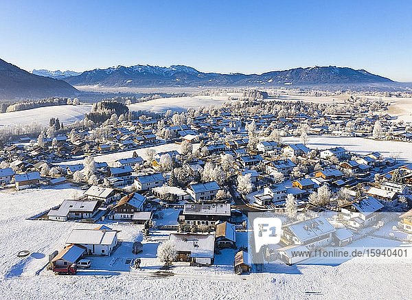 Dorf Greiling im Winter  Tölzer Land  Alpenkette  Alpenvorland  Drohnenaufnahme  Oberbayern  Bayern  Deutschland  Europa