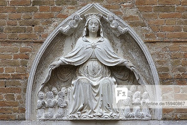 Relief der Schutzmantelmadonna  Mariendarstellung  die die Gläubigen unter ihrem ausgebreiteten Mantel birgt  Venedig  Venetien  Italien  Europa