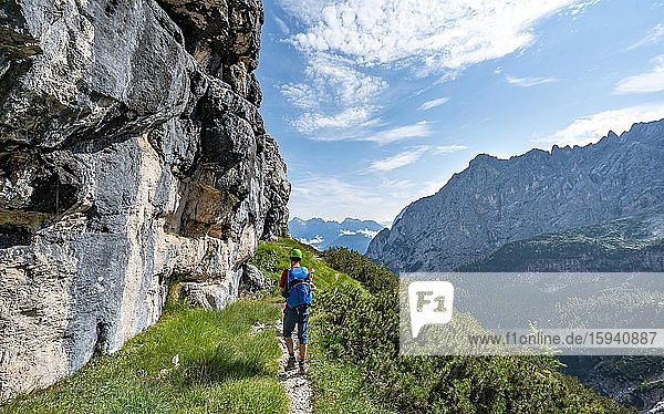 Junger Wanderer  Bergsteiger auf dem Wanderweg Sentiero Carlo Minazio  Blick in das Tal Valle di San Vito  Sorapiss Umrundung  Dolomiten  Belluno  Italien  Europa