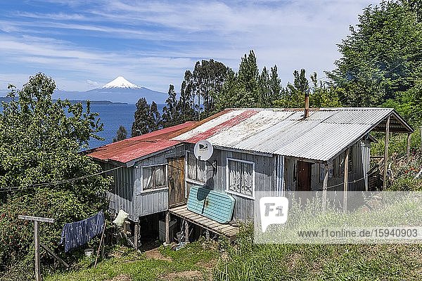 Haus aus Wellblech mit Blick zum Vulkan Osorno und See von Llanquihue  Puerto Octay  Region de los Lagos  Chile  Südamerika
