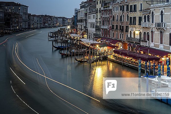 Blick auf den Canale Grande mit beleuchteten Lokalen bei Nacht  Venedig  Venezien  Italien  Europa