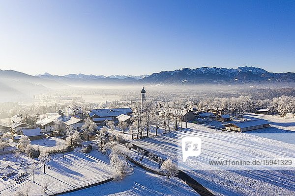 Dorf Gaißach im Winter  Drohnenaufnahme  Isarwinkel  Oberbayern  Bayern  Deutschland  Europa