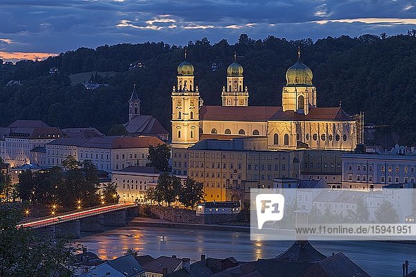 Abenddämmerung  Blick über den Fluss Inn auf Dom St. Stephan  Passau  Niederbayern  Bayern  Deutschland  Europa