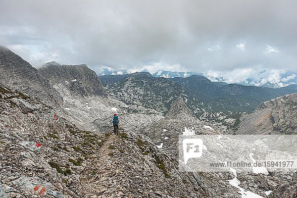 Bergsteiger auf markierter Route von Simonyhütte zur Adamekhütte  felsiges alpines Gelände  Berglandschaft  Salzkammergut  Oberösterreich  Österreich  Europa