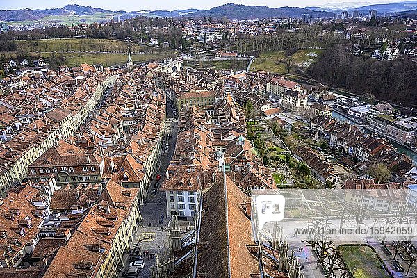 Blick vom Berner Münster auf die roten Ziegeldächer der Häuser im historischen Stadtkern der Altstadt  Stadtansicht mit Umland  Innere Stadt  Bern  Schweiz  Europa