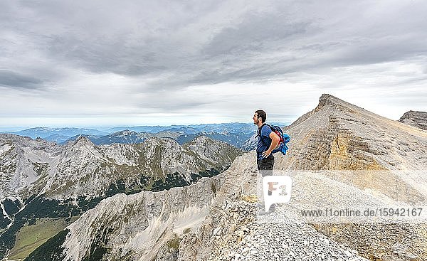Wanderer am Grat der Ödkarspitzen  hinten Mittlere Ödkarspitze  Hinterautal-Vomper-Kette  Karwendel  Tirol  Österreich  Europa