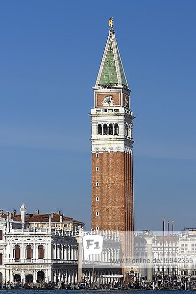 Markusturm  blauer Himmel  Venedig  Venetien  Italien  Europa
