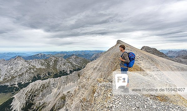 Wanderer am Grat der Ödkarspitzen  hinten Mittlere Ödkarspitze  Hinterautal-Vomper-Kette  Karwendel  Tirol  Österreich  Europa