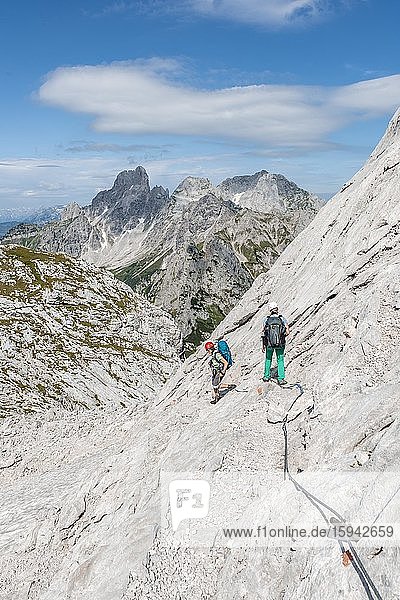 Bergsteigerin auf markierter gesicherter Route von Simonyhütte zur Adamekhütte  felsiges alpines Gelände  Salzkammergut  Oberösterreich  Österreich  Europa