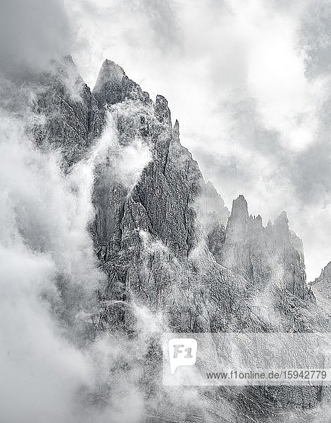 Wolkenverhangene Felsspitzen  Berggipfel der Geislergruppe  Villnösstal  Dolomiten  Südtirol  Italien  Europa