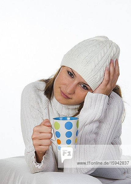 Junge Frau mit Erkältung hält eine Teetasse in der Hand  20 Jahre  Österreich  Europa
