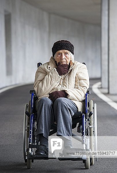 Nachdenkliche Seniorin im Rollstuhl in einer Unterführung  Österreich  Europa