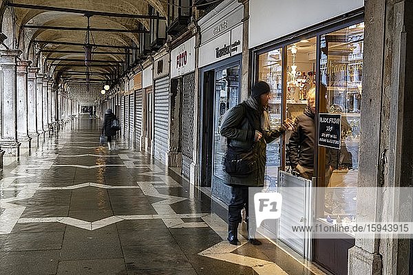 Geschäfte am Markusplatz werden bei Acqua alta vor Wasser geschützt  Venedig  Venetien  Italien  Europa