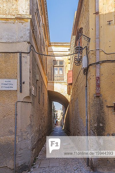 Enge Straße in der mittelalterlichen Stadt innerhalb der Festung von Rhodos  Griechenland  Europa