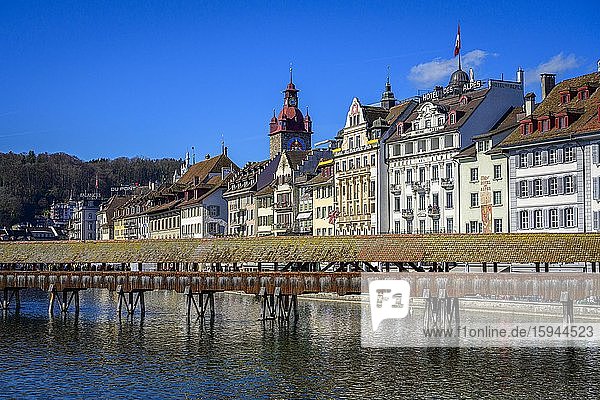 Blick über den Fluss Reuss zur Kapellbrücke  Altstadt  Luzern  Schweiz  Europa