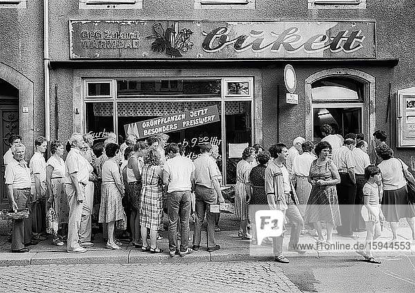 The days in front of monetary union: queue in front of a shop of the horticultural cooperative bukett. Zschopau  Sachsen  GDR