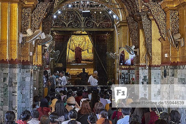 Goldener Buddha und Gebetsraum  Mahamuni Pagode  Mandalay  Myanmar  Asien