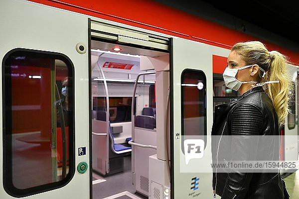 Frau mit Mundschutzmaske  wartet auf Zug  S-Bahn  Corona-Krise  Stuttgart  Baden-Württemberg  Deutschland  Europa