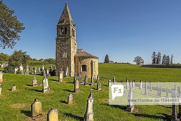 Kirche Saint Benoit und alter Friedhof von Saint-Maurice-les-Chateauneuf  Region Brionnais  Département Saone-et-Loire  Bourgogne-Franche-Comté  Frankreich  Europa