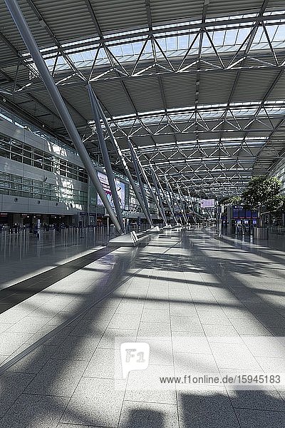 Menschenleere Abflughalle im Flughafen Düsseldorf während der Corona-Pandemie  Nordrhein-Westfalen  Deutschland  Europa