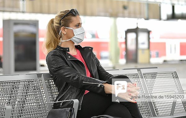 Frau mit Mundschutzmaske  wartet auf Zug  Corona-Krise  Hauptbahnhof  Stuttgart  Baden-Württemberg  Deutschland  Europa