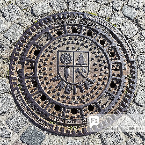 Kanaldeckel mit Wappen von Freital  Sachsen  Deutschland  Europa