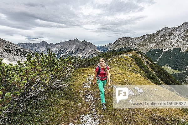 Wanderin  Bergsteigerin an der Nördlichen Ödkarscharte  Aufstieg zu den Ödkarspitzen über den Brendelsteig  Hinterautal-Vomper-Kette  Karwendel  Tirol  Österreich  Europa