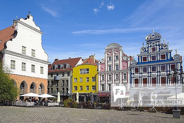 Altes Rathaus und historische Giebelhäuser am Heumarkt  Stettin  Westpommern  Polen  Europa
