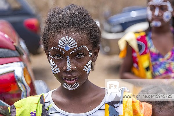 Einheimisches junges Mädchen mit traditioneller Gesichtsbemalung  Diego Suarez  Antsiranana  Madagaskar  Afrika